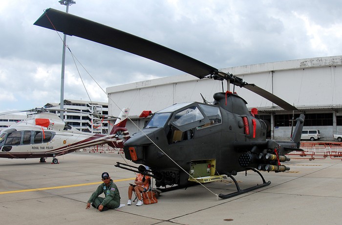 Ngoài dòng trực thăng chiến đấu Mi-24 huyền thoại của nước Nga, ở Đông Nam Á cũng có 2 “nhân vật đình đám” tới từ Mỹ. Trong ảnh là trực thăng chiến đấu “Hổ mang bành” AH-1F của Không quân Hoàng gia Thái Lan.